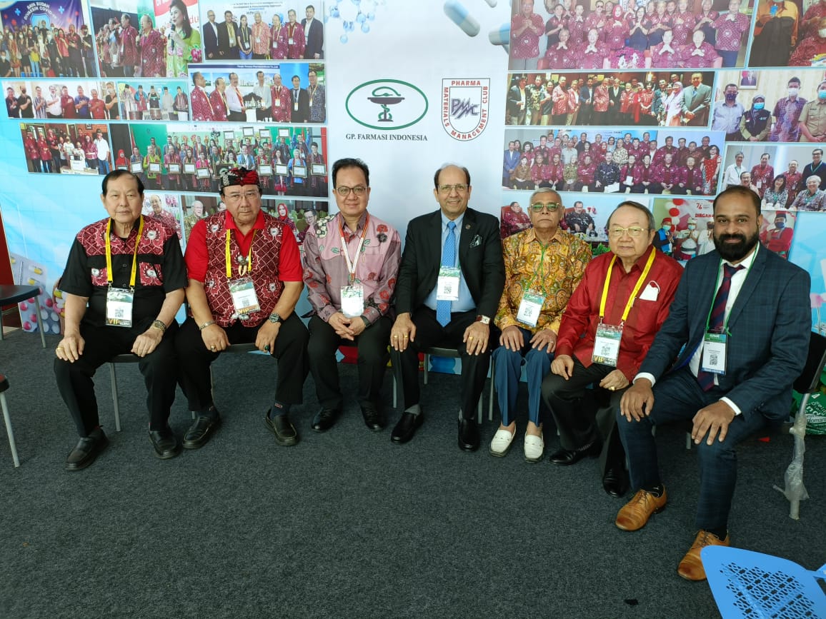 Delegates discussing business opportunities at International Pharma
Exhibition 2026 in Uzbekistan